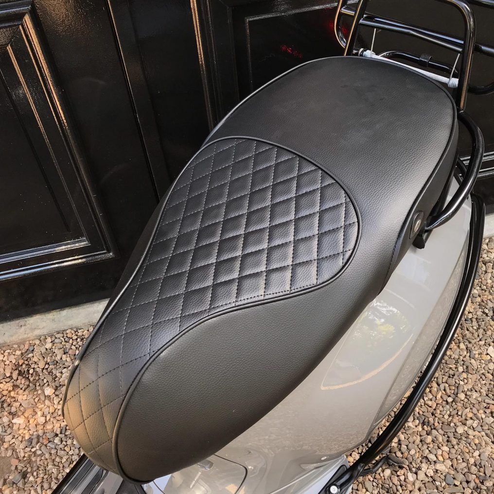 Buddyseat cover black with white