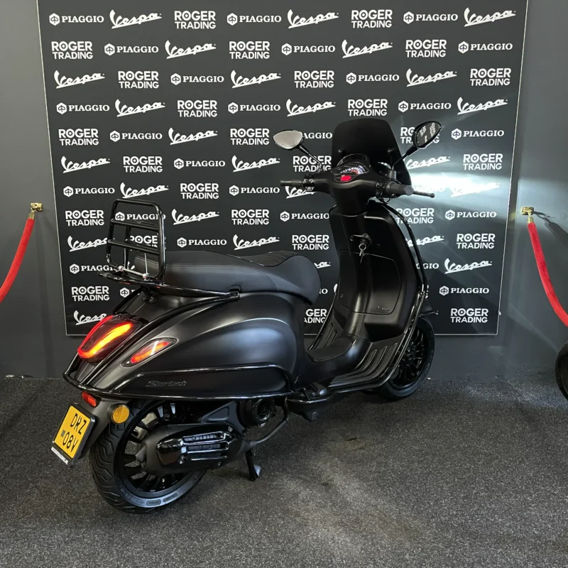 Vespa Sprint 50 - Moped - 2018 - Euro4 - Notte - Image 4